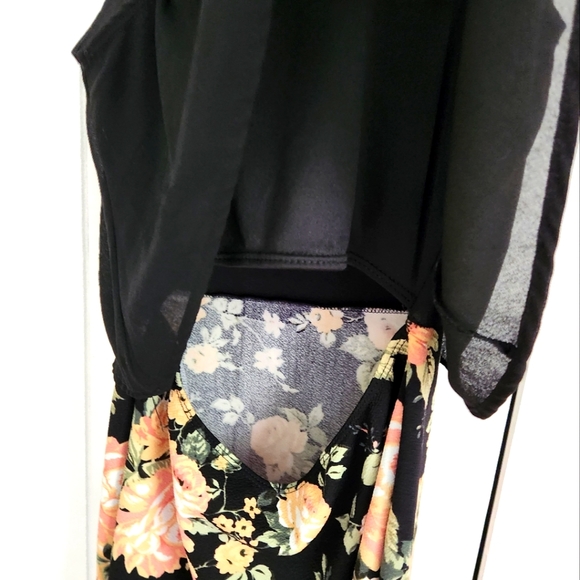 Cute pink and peach floral and black sleeveless mini dress. Size medium - Picture 7 of 8